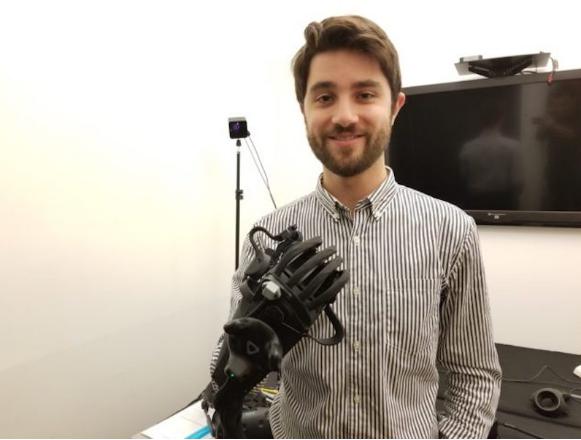 HaptX 首席執行官杰克魯賓與公司新的 HaptX Gloves