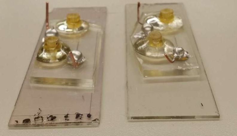 芯片實驗室設備利用電信號測量葡萄糖,分辨血型并檢測病毒或癌癥。但是生物樣品需要保護免受電場的影響。一層薄薄的氧化鉿可以解決問題。圖片來源:Sanaz Habibi 芯片實驗室設備利用電信號測量葡萄糖,分辨血型并檢測病毒或癌癥。但是生物樣品需要保護免受電場的影響。一層薄薄的氧化鉿可以解決問題。圖片來源:Sanaz Habibi