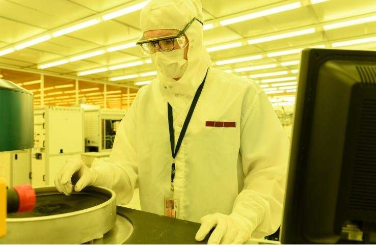 佐治亞理工學院的研究生助理Mason Chilmonczyk在反應離子蝕刻工具中的等離子體蝕刻步驟之后檢查器件。這項工作正在電子和納米技術研究所的Marcus Building潔凈室進行。圖片來源：喬治亞理工學院的Rob Felt