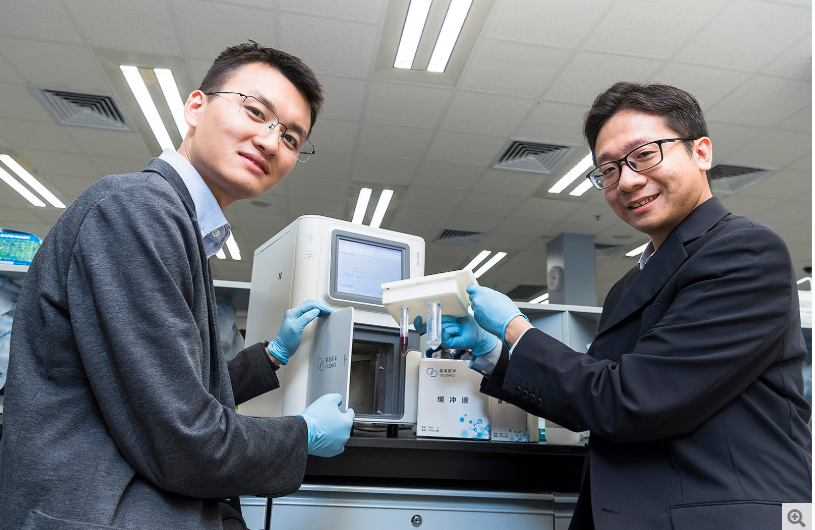鄒博士（左）余博士（右）及其他生物醫學系團隊成員研發出精準癌癥早期篩查和疾病監測的突破性技術。